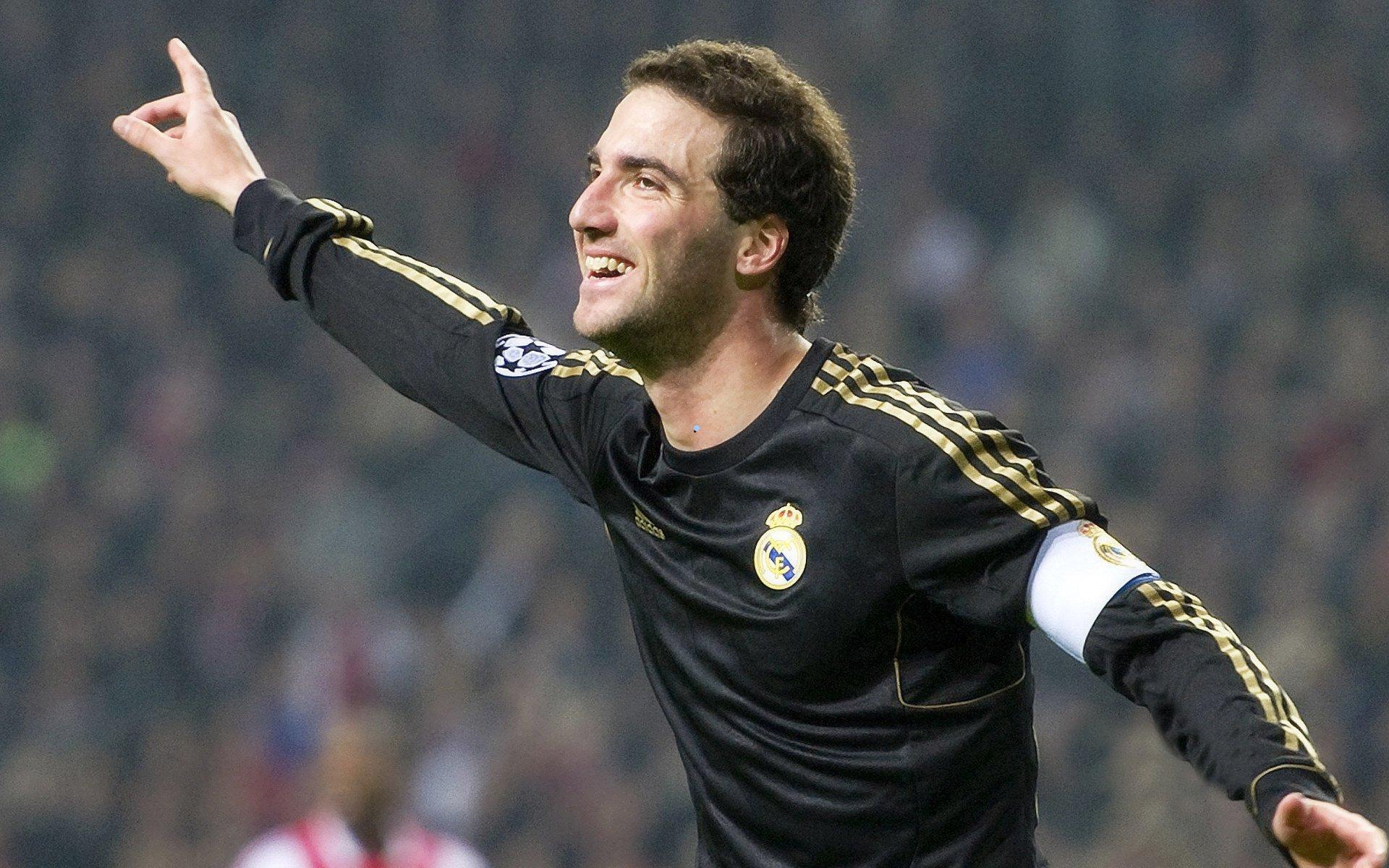 铁锤帮热烈迎接哈吉-迪乌夫回归 非洲杯决赛抢毛巾事迹再成佳话