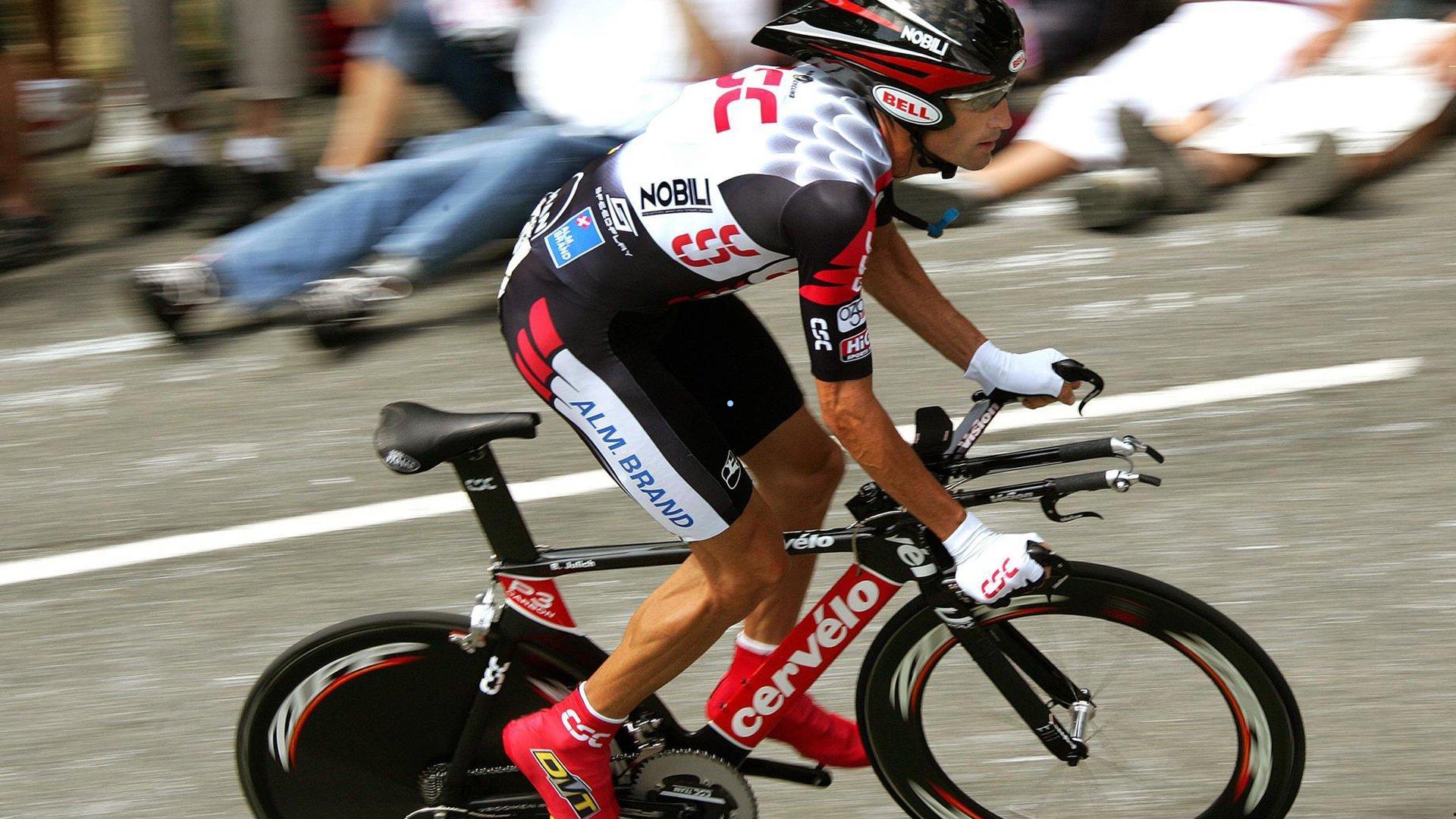 那道墙，那些凹痕，巩立姣用最笨的方式砸出一条冠军路